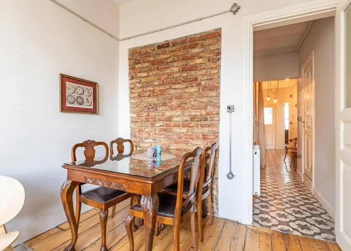 Bright Charming 2bd15bath Galatatower Home! #257 *