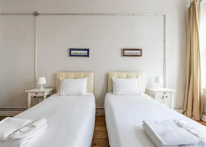 Bright Charming 2bd15bath Galatatower Home! #257