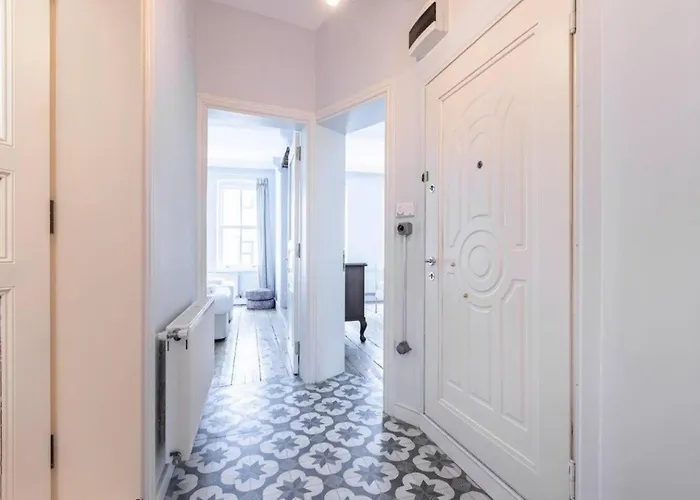 Bright Charming 2bd15bath Galatatower Home! #257 *